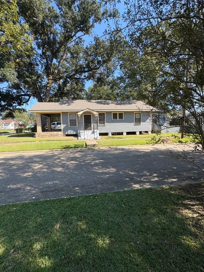 property at 2504 Edgewood Dr