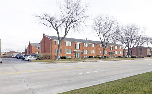 Woodland Apartments in St. Clair Shores, MI - Building Photo - Building Photo