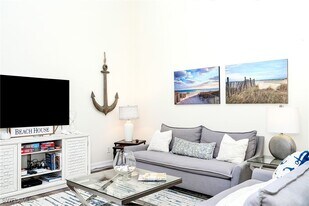 586 Beachwalk Cir in Naples, FL - Building Photo