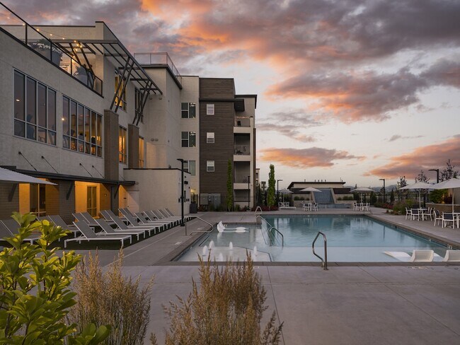 Parc View Apartments & Townhomes in Midvale, UT - Foto de edificio - Building Photo