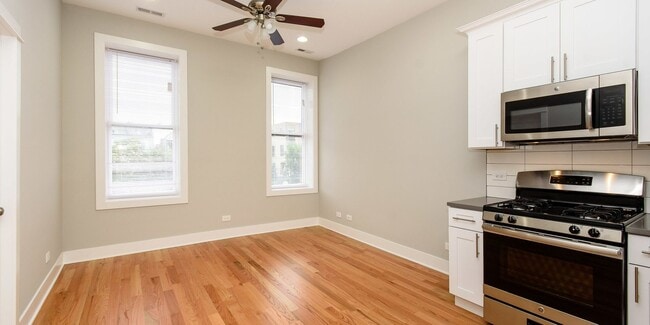 2125 W Chicago Ave in Chicago, IL - Building Photo - Building Photo