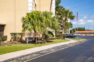 Seminole on the Green Cavalier One in Seminole, FL - Foto de edificio - Building Photo