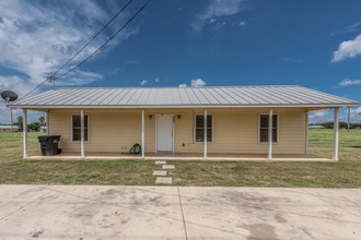 RIGTOWN ESTATES in Pearsall, TX - Building Photo - Building Photo