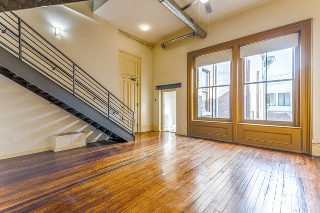 Whiskey Row Lofts in Louisville, KY - Foto de edificio - Building Photo