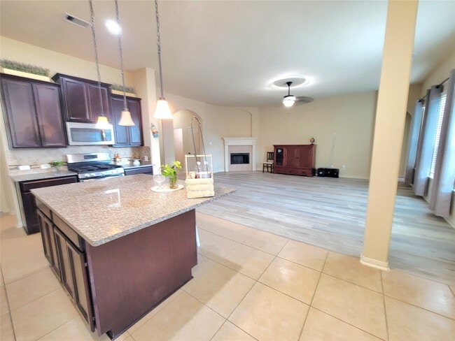 142 Round Lake Dr in Rosenberg, TX - Building Photo - Building Photo