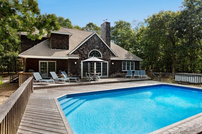 property at 3 Longboat Ln