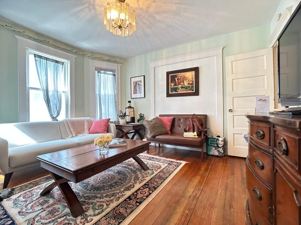 25 Montfern Ave, Unit 1 in Boston, MA - Foto de edificio