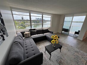 1301 NE Miami Gardens Dr in Miami, FL - Foto de edificio - Building Photo