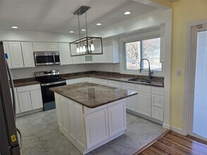 17 Lantern St in Huntington, NY - Building Photo - Building Photo