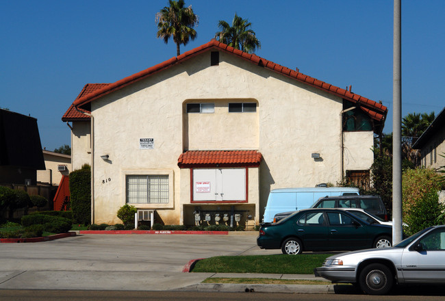 810 S Magnolia Ave in El Cajon, CA - Foto de edificio - Building Photo