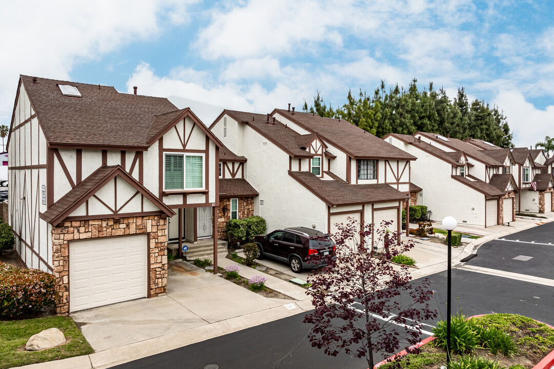 12951 Benson Ave in Chino, CA - Foto de edificio