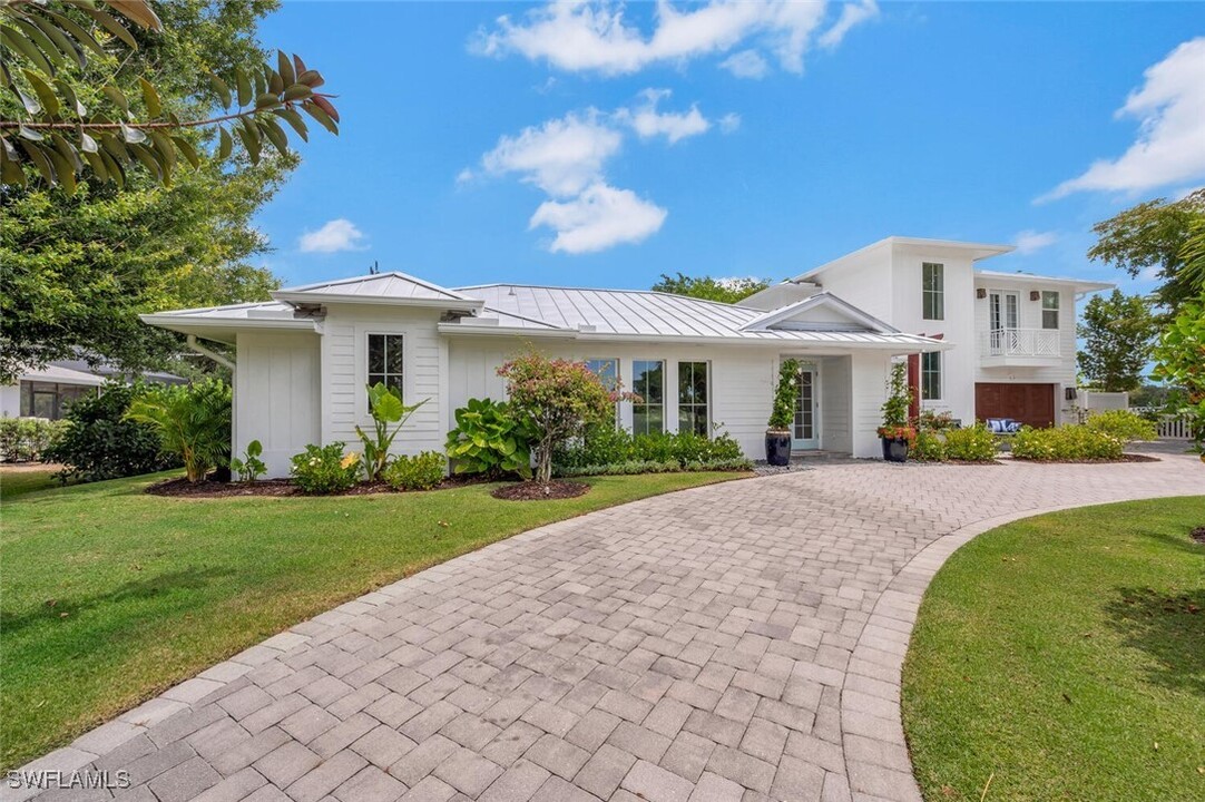 200 Burning Tree Dr in Naples, FL - Building Photo