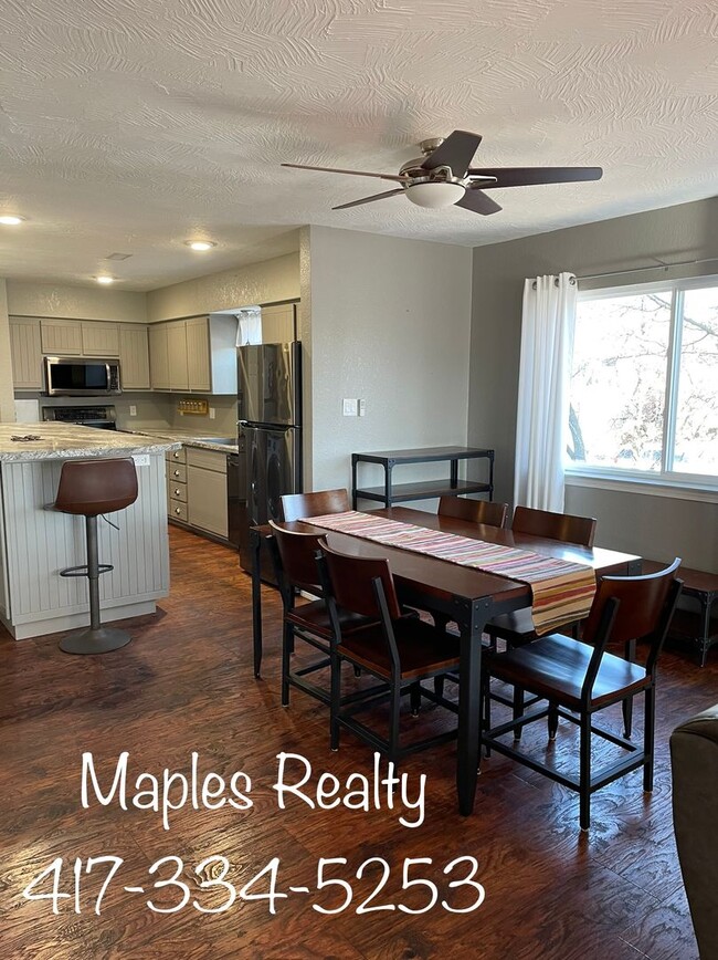 property at 118 W Hensley St