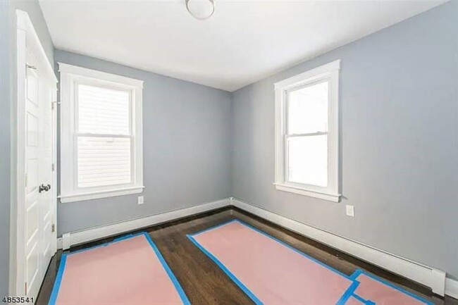201 Custer Ave in Newark, NJ - Foto de edificio - Building Photo