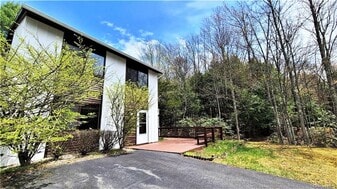 52 Medallion Rd in Kiamesha Lake, NY - Building Photo