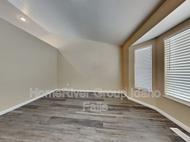 property at 508 Holladay Dr