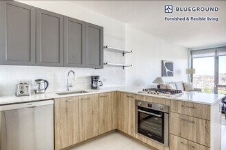 1035 W Van Buren St, Unit FL12-ID435 in Chicago, IL - Foto de edificio - Building Photo