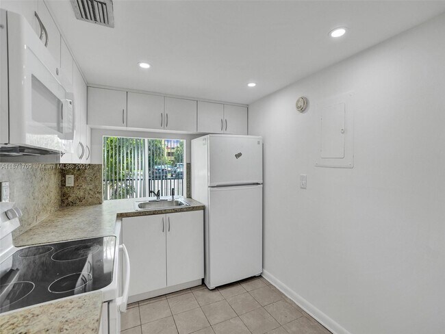 9401 SW 4th St in Miami, FL - Building Photo - Building Photo