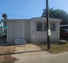 1895 N Tamiami Trl in North Fort Myers, FL - Building Photo