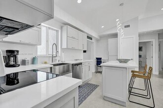 1100 NE 17th Way in Fort Lauderdale, FL - Building Photo - Building Photo