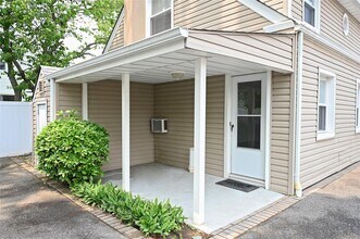 2262 Centre Ave in Bellmore, NY - Foto de edificio - Building Photo