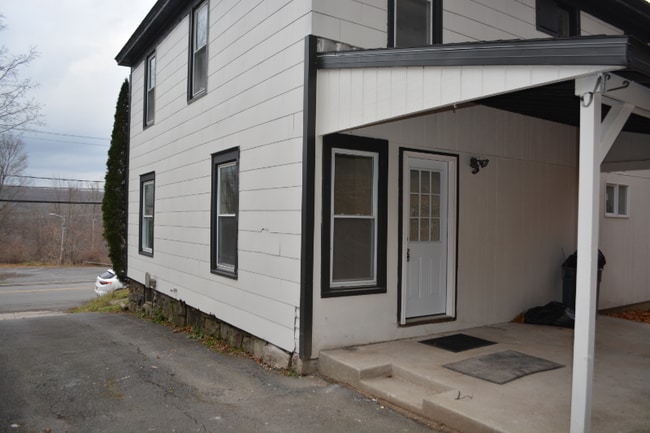 330 E Main St in Ilion, NY - Foto de edificio - Building Photo