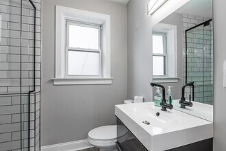 2240 N Sawyer Ave, Unit 2 in Chicago, IL - Building Photo - Building Photo