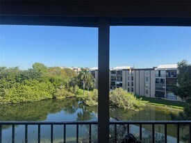 8897 Fontainebleau Blvd in Miami, FL - Building Photo