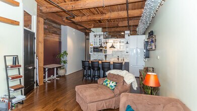 1250 W Van Buren St, Unit 714A in Chicago, IL - Building Photo - Building Photo