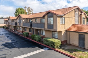Banbury Apartments in Riverside, CA - Building Photo