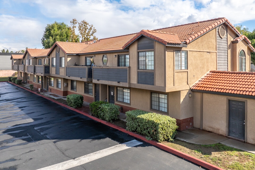 Banbury Apartments in Riverside, CA - Building Photo
