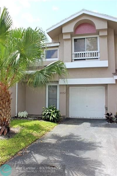 2032 Discovery Cir W in Deerfield Beach, FL - Foto de edificio