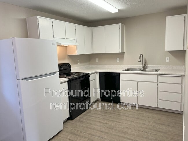 1448 NE Thomas Ct in Hillsboro, OR - Foto de edificio - Building Photo