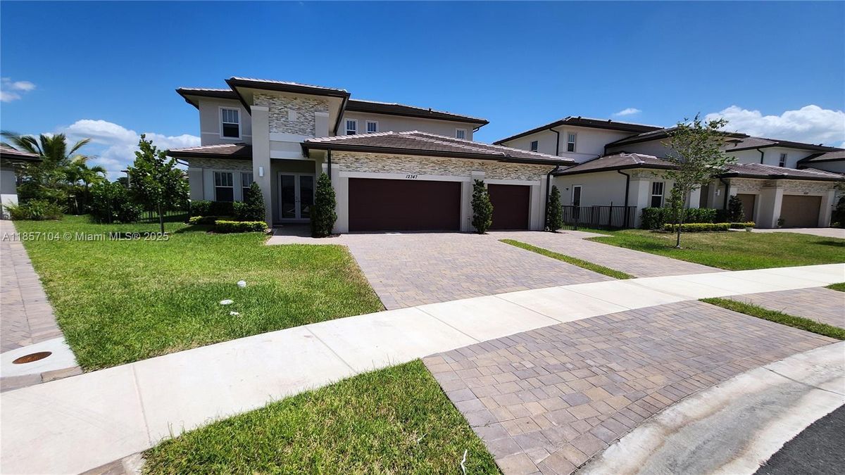 12347 Green Oak Dr in Davie, FL - Building Photo