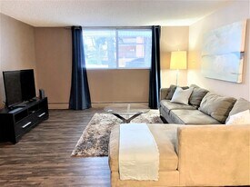 10735-10735-127 127 St in Edmonton, AB - Building Photo