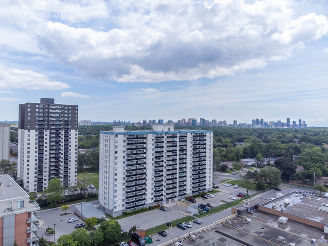 Village Gate in Toronto, ON - Building Photo - Building Photo