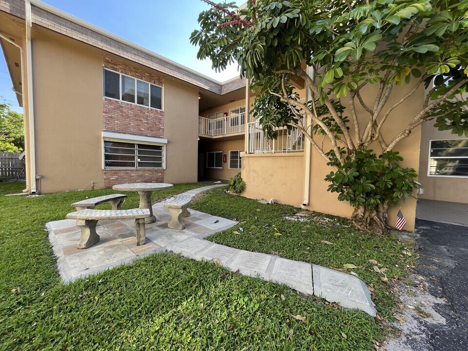 1832 Madison St in Hollywood, FL - Building Photo