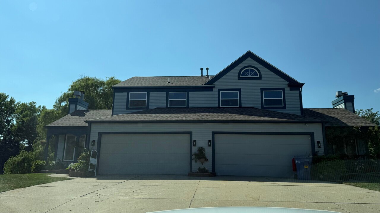 2057 Eastcastle Dr SE in Grand Rapids, MI - Building Photo