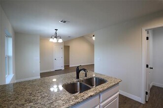 913 N Barrett Ave in Denison, TX - Building Photo - Building Photo