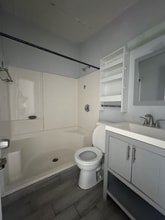 258 E 12th St, Unit FRONT RT in Hialeah, FL - Building Photo - Building Photo