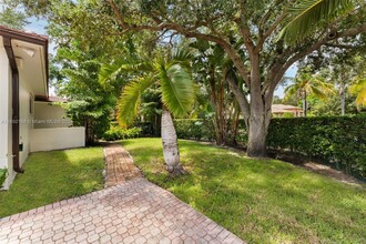 1170 S Alhambra Cir in Coral Gables, FL - Foto de edificio - Building Photo