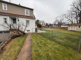 395 Fir St in Warminster, PA - Building Photo