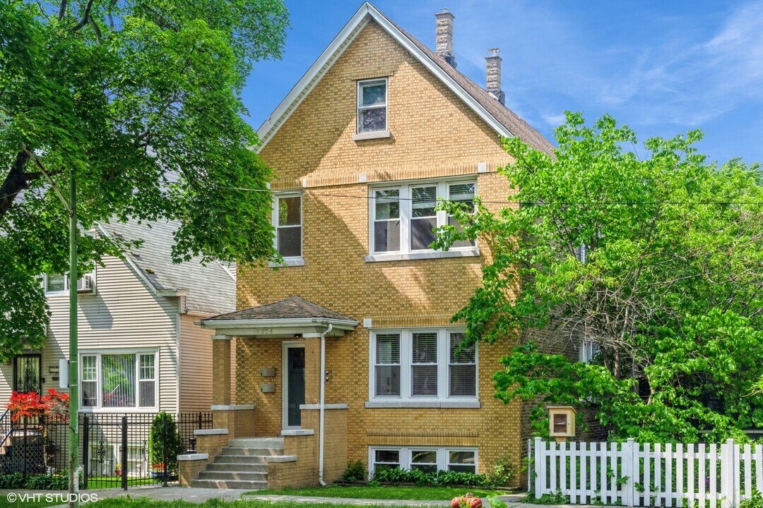2524 W Lyndale St in Chicago, IL - Building Photo