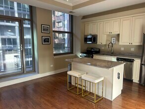 212 W Washington St, Unit 1002 in Chicago, IL - Building Photo - Building Photo