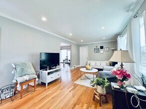 33 Elm Tree Pl in Stamford, CT - Building Photo - Building Photo