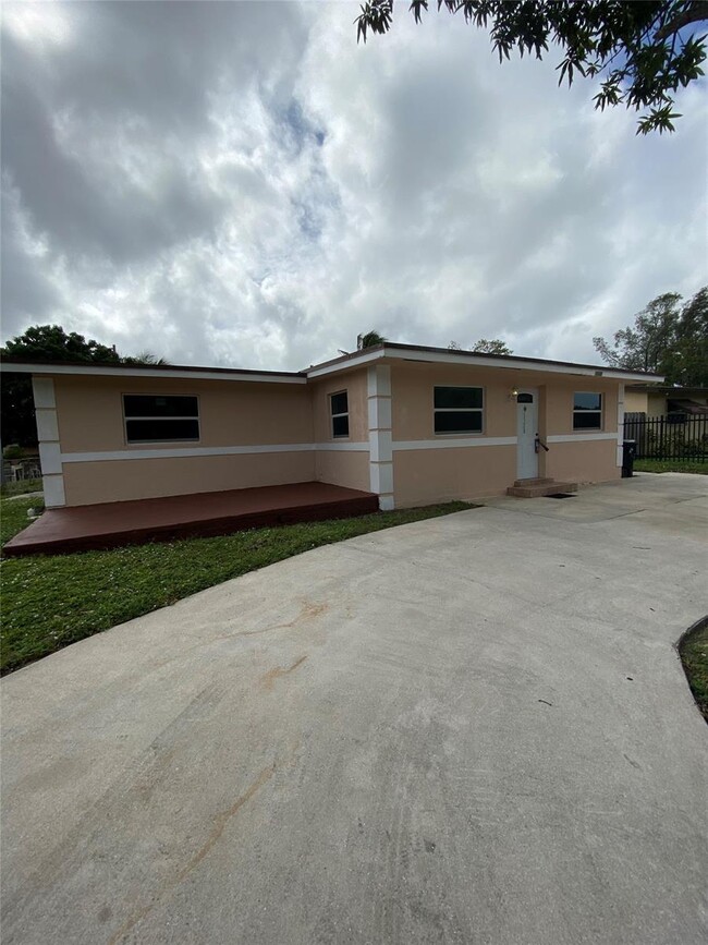 1528 NW 15th Pl in Fort Lauderdale, FL - Building Photo - Building Photo