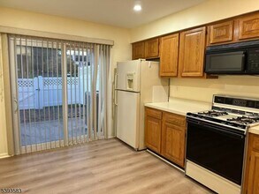 604 Bayley Ct in Bridgewater, NJ - Building Photo - Building Photo