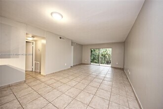 6886 N Kendall Dr in Pinecrest, FL - Building Photo - Building Photo