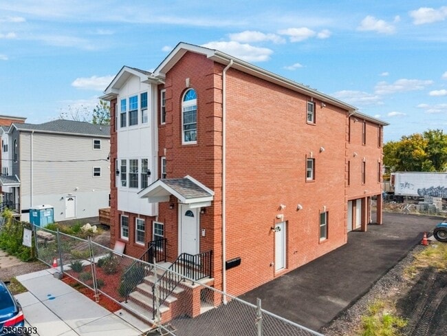 24 Garibaldi Ave in Newark, NJ - Building Photo - Building Photo