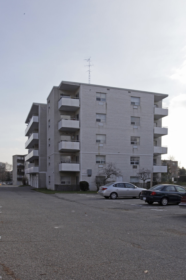 Whitecliff Apartments in Mississauga, ON - Building Photo - Building Photo